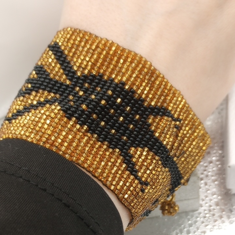 Gold Tone and Black Sead Beaded Bracelet B301